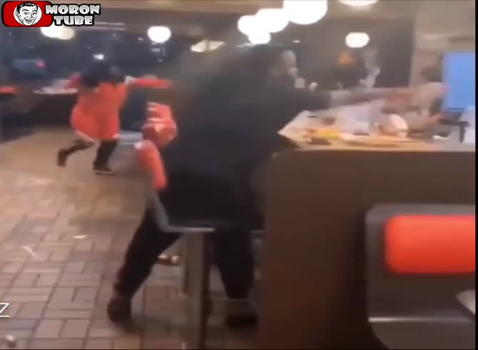 Video :A disagreement in a Waffle House